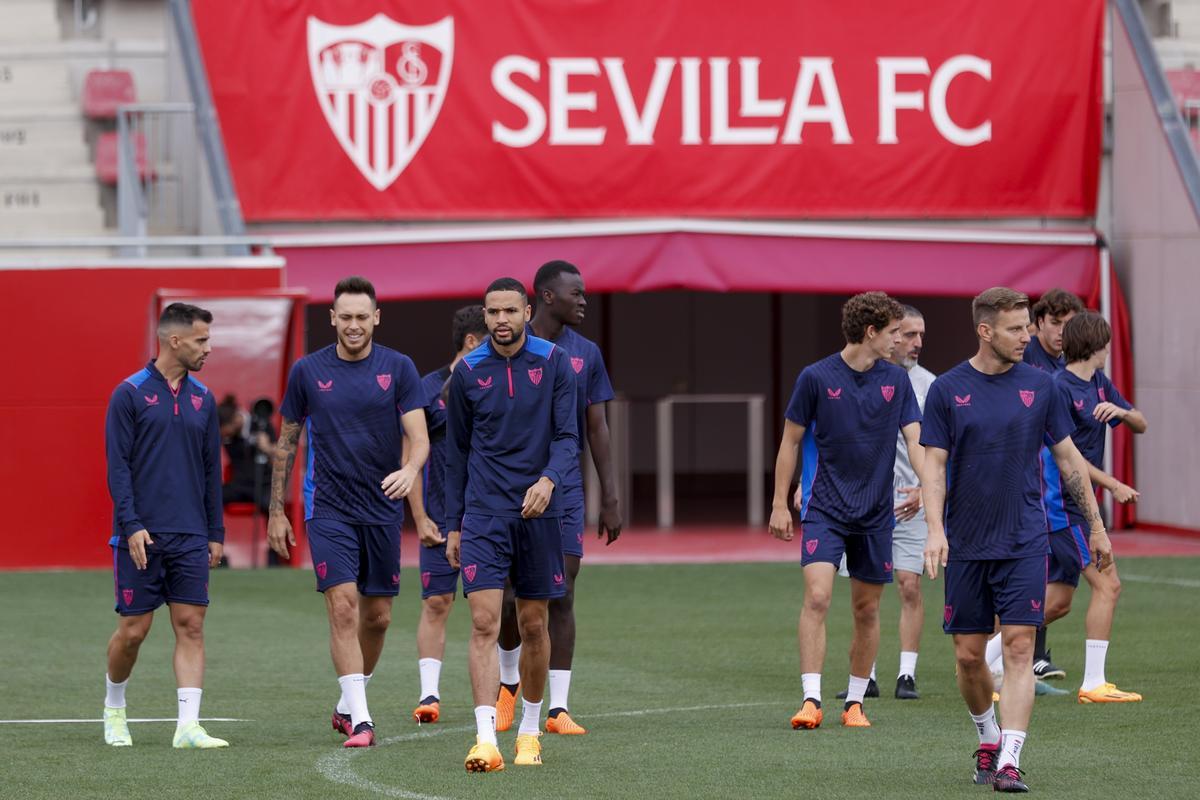 Los jugadores del Sevilla, durante un entrenamiento