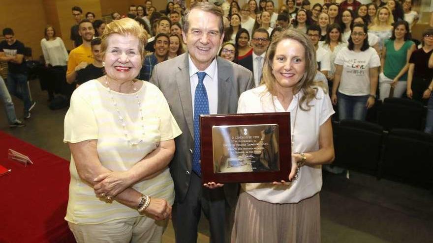 María Luisa Balboa, Abel Caballero y Estefanía Martínez, en el centro de estudios Aloya. // Alba Villar