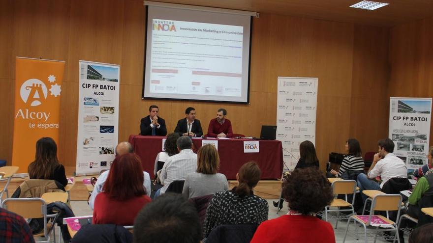 El alcalde de Alcoy, junto a los directores del CIPFP Batoy e Invat·tur, inaugurando la jornada.