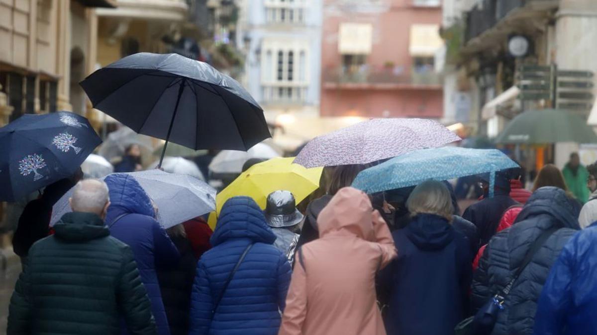 Turistas bajo la lluvia la pasada semana en Málaga.