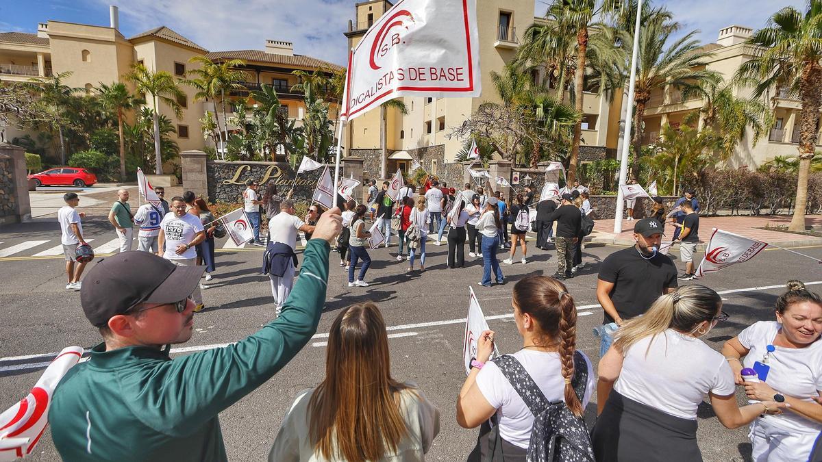 Concentración de trabajadores en los aledaños de un hotel del sur de Tenerife el pasado Jueves Santo.