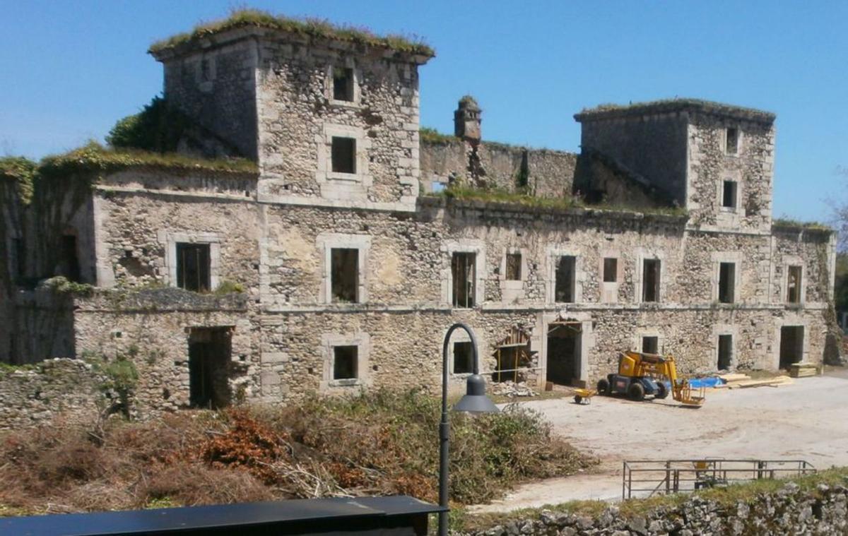 El palacio de los Duque de Estrada, en Llanes, en una imagen de archivo. | LNE
