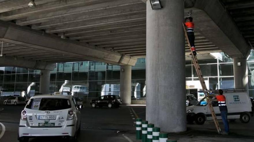 El aeropuerto ya cuenta con el lector de matrículas para controlar la actividad de los taxis foráneos