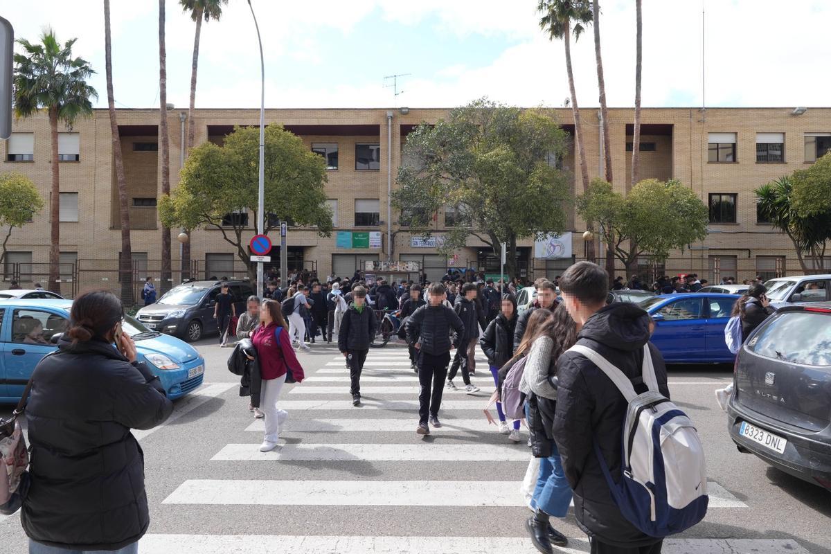 Alumnos del IES San Fernando, a la salida del centro educativo.