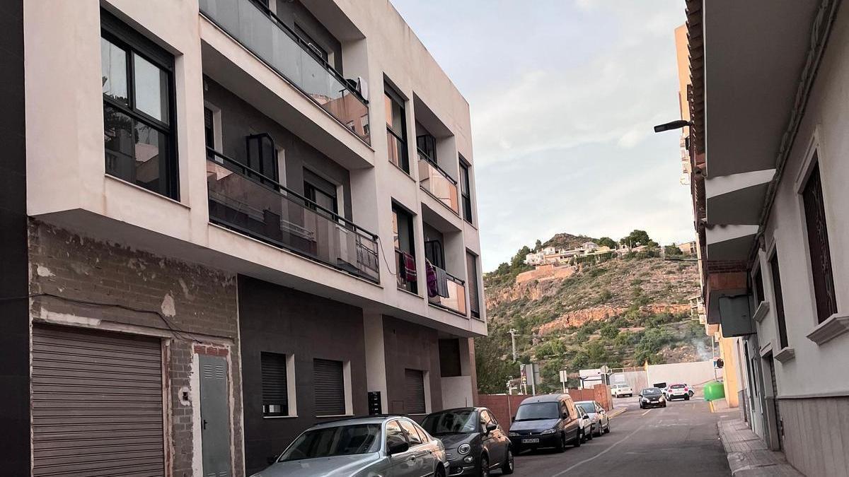 El edificio de la calle Alfondeguilla, en manos de una entidad financiera, está okupado en su totalidad.