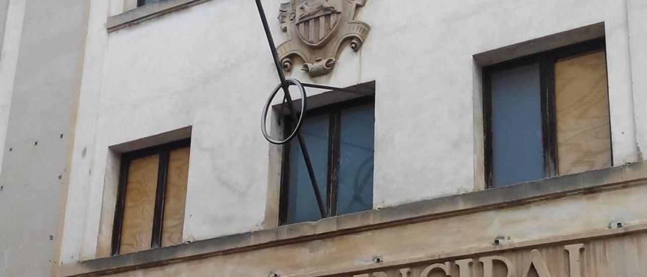 El palo de la bandera ya no ondea tela alguna pero sí luce una cubierta de bicicleta.