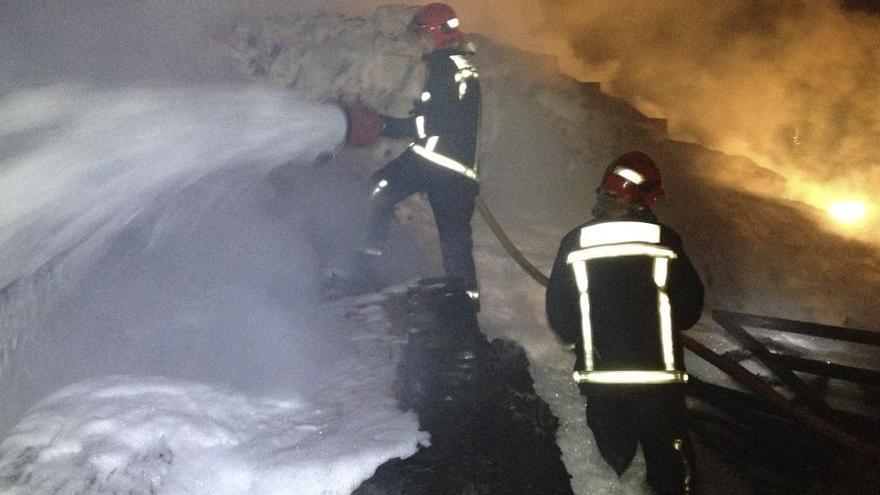 Un incendio destruye parte de un almacén de cerámica de Almassora