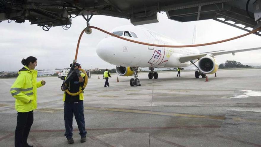 Avión de la compañía Vueling, en Alvedro.