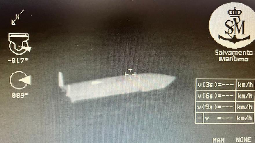 Un tripulante de un velero volcado en Malpica sobrevive más de 16 horas bajo el barco