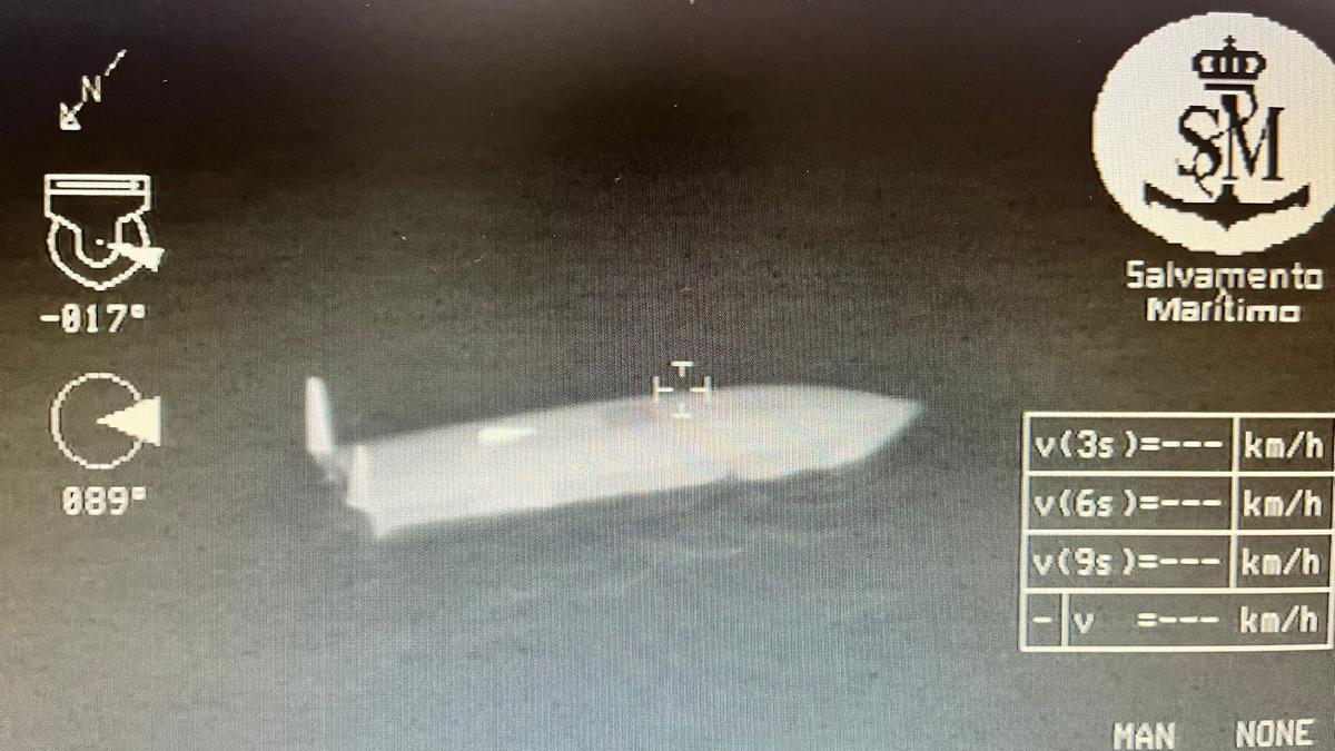 Imagen aérea nocturna del velero volcado en Malpica