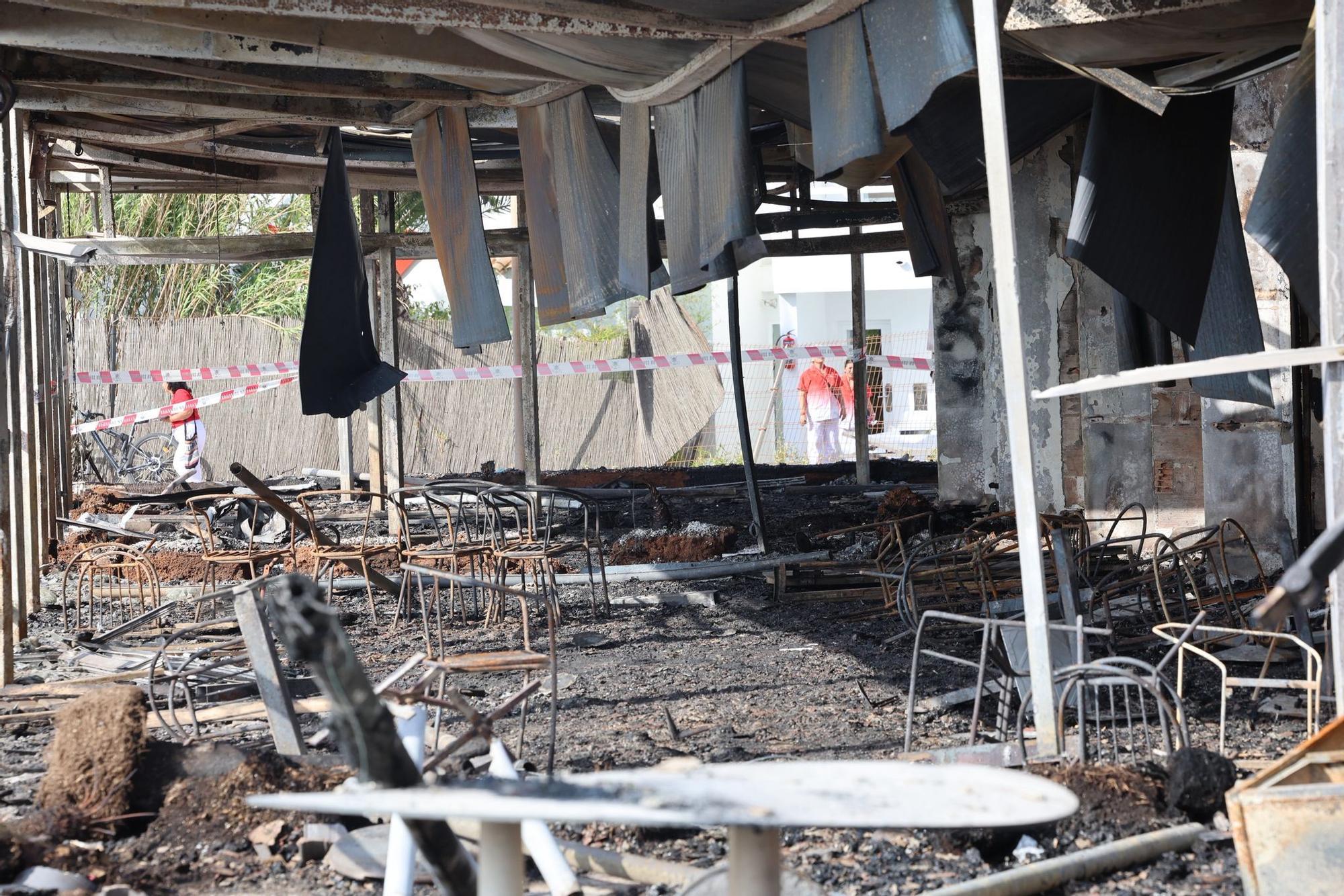 Todas las imágenes del devastador incendio en una zona de ocio de Ibiza