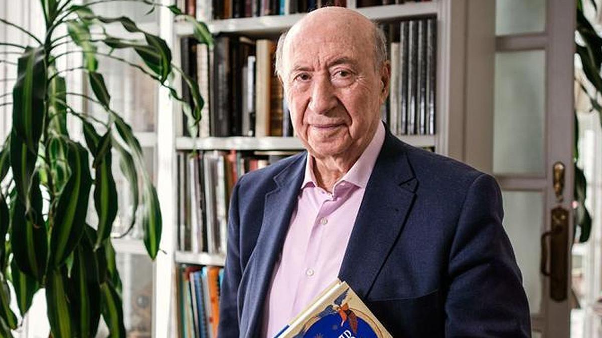 José María Pérez 'Peridis', con su nuevo libro.