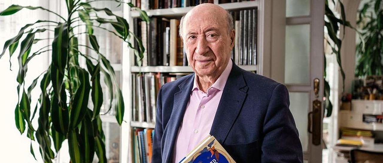 José María Pérez &#039;Peridis&#039;, con su nuevo libro.