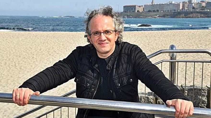 Roberto Costas, junto a la playa de Riazor.