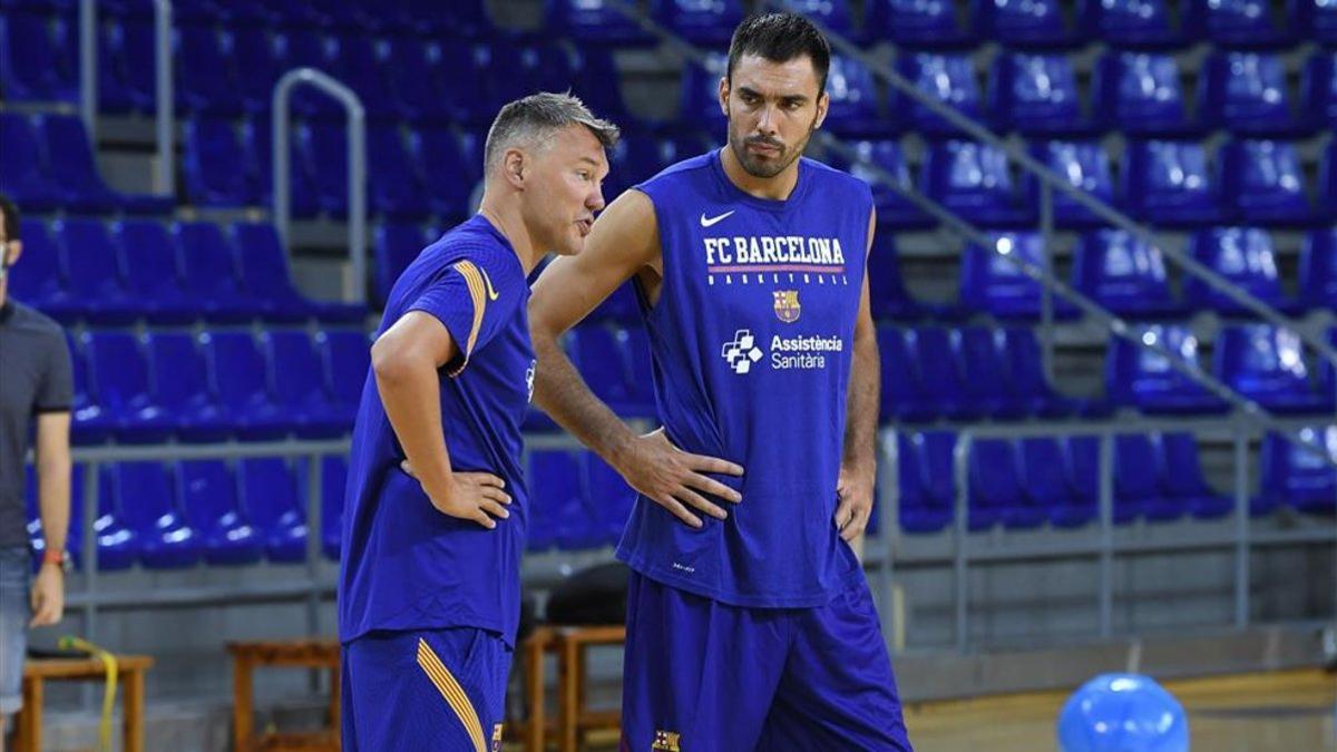 Pierre Oriola en un entrenamiento junto a Sarunas Jasikevicius