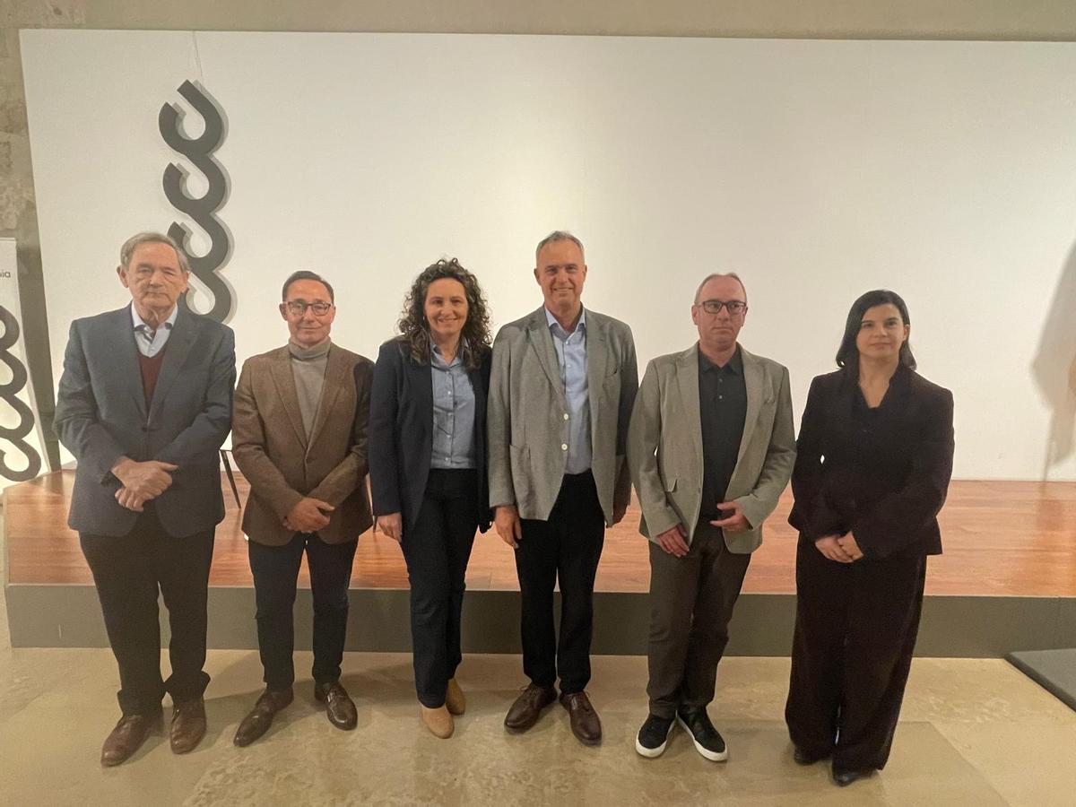 Los autores del trabajo con responsables de la Conselleria de Medio Ambiente, ayer en el Centre del Carme.