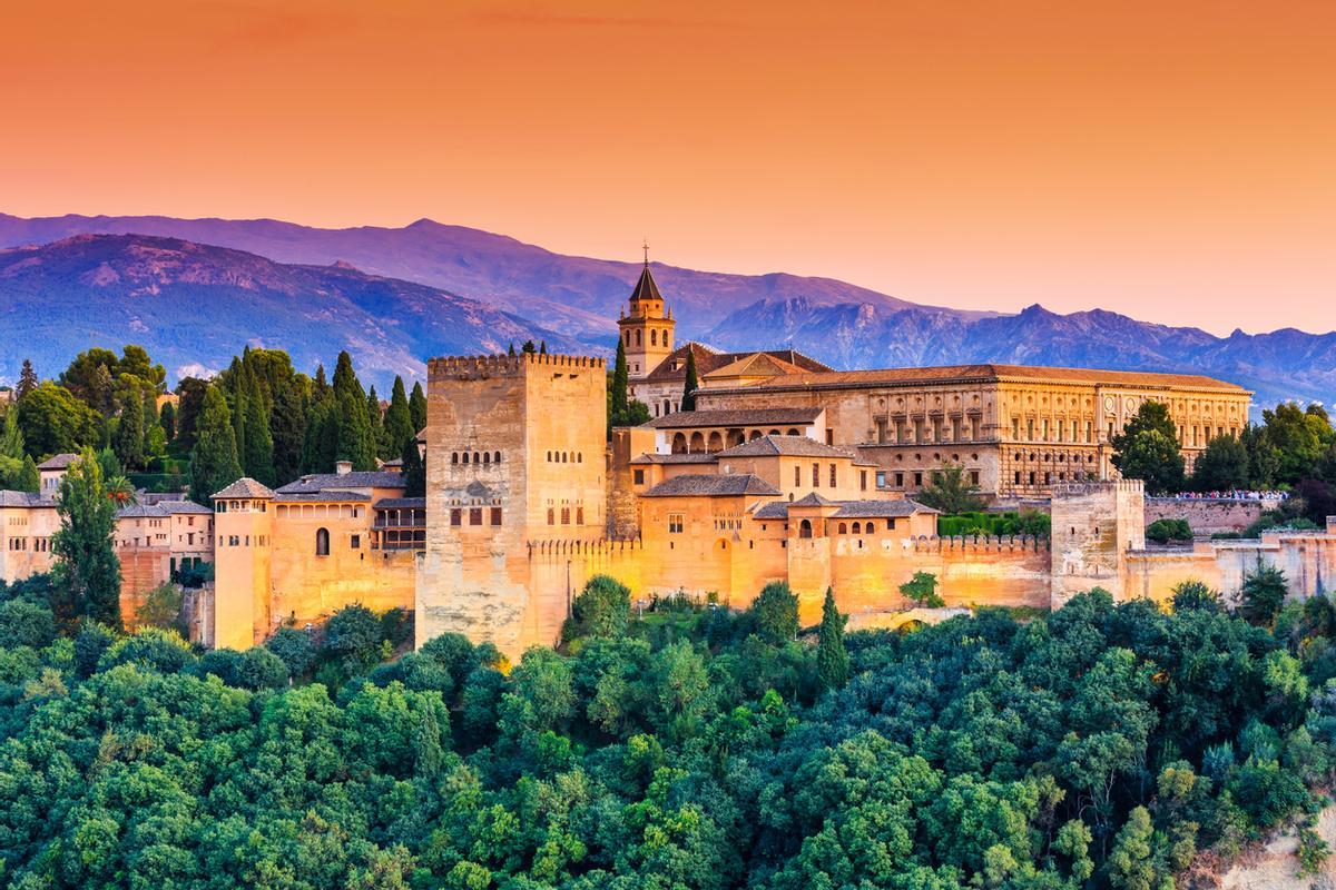 La Alhambra de Granada es uno de los complejos monumentales más impresionantes del mundo