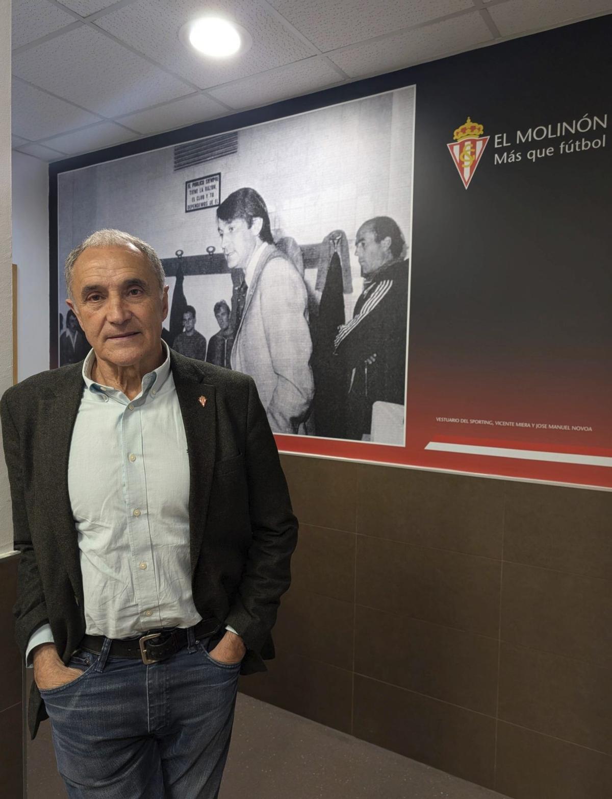 Joaquín Alonso, ayer, junto al mural con Vicente Miera en el vestuario del Sporting en El Molinón. Bajo estas líneas, su primera ficha en el Alfonso II. | Á. C.