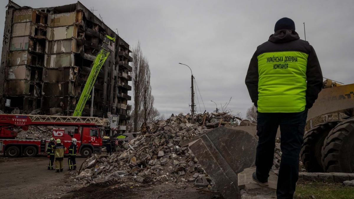Els Bombers treballen en un edifici bombardejat a Borodianka | EFE