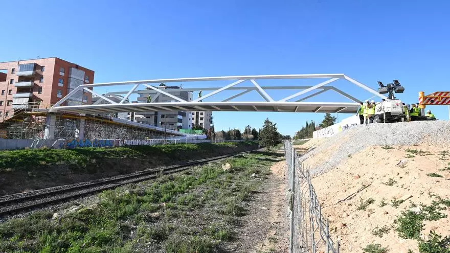 La nueva pasarela peatonal de Altabix por encima de las vías del tren abrirá en un mes