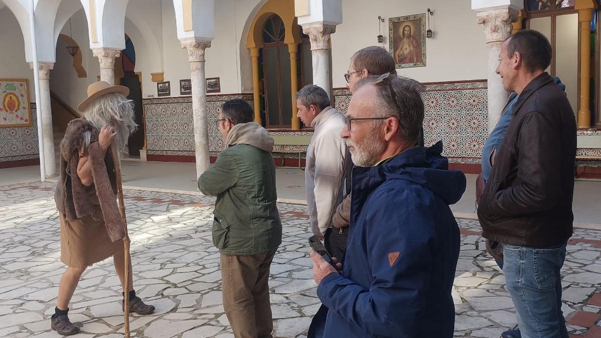 Momento de la visita al castillo de Cabra.