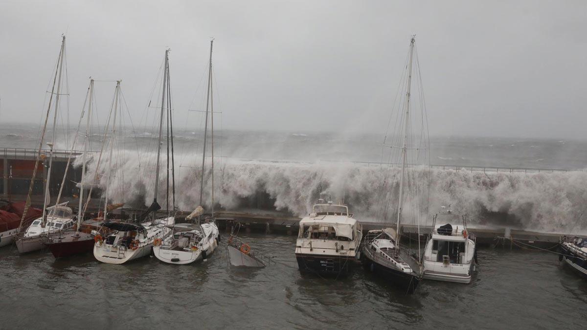 Fuerte oleaje en el Port Olímpic de Barcelona por el temporal causado por la borrasca ’Gloria’.