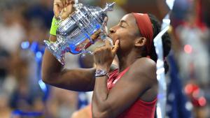 Coco Gauff besa el trofeo después de derrotar a la bielorrusa Aryna Sabalenka en la final del Abierto de EEUU.