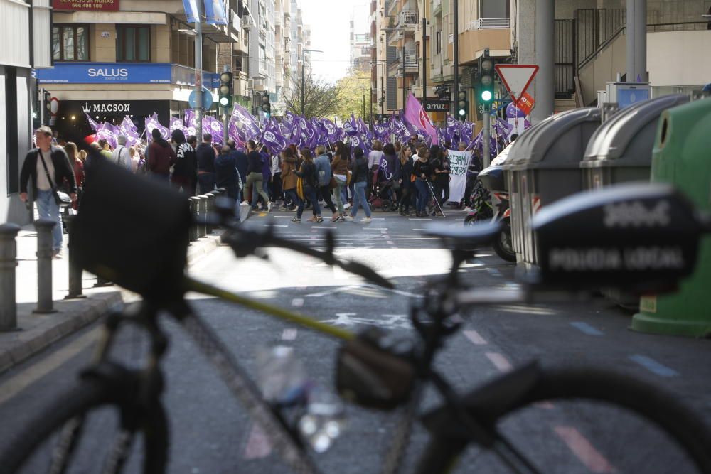 Los sindicatos UGT y CCOO en l'Alacantí-Les Marinas han recorrido hoy las principales calles del centro de la ciudad de Alicante.