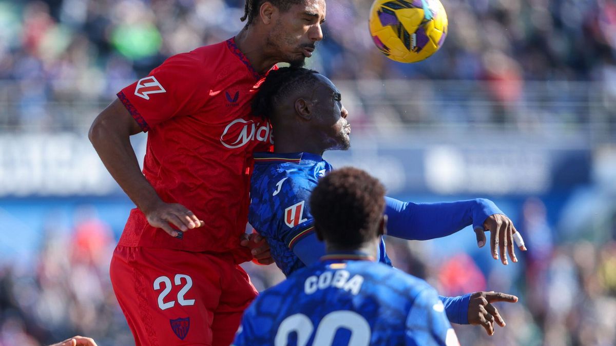 GETAFE (MADRID), 01/02/2025.- El defensa del Sevilla Loïc Badé (i) lucha por el balón con el centrocampista del Getafe Christantus Ugonna Uche (d) durante el partido de LaLiga que enfrenta al Getafe contra el Sevilla este sábado en el Coliseum en Getafe. EFE/ Kiko Huesca