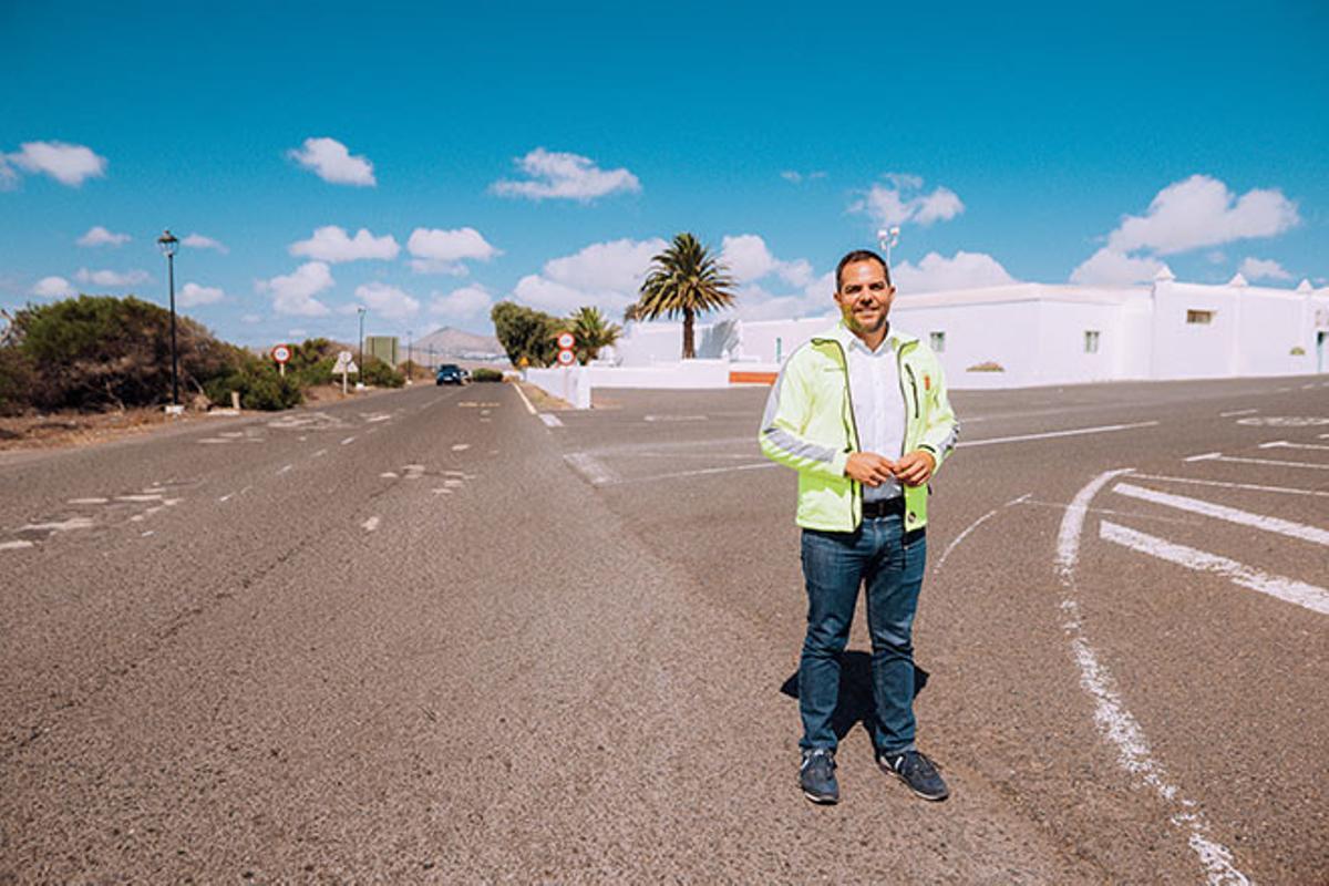 Jacobo Medina en el cruce entre las carreteras a Teguise y Famara.