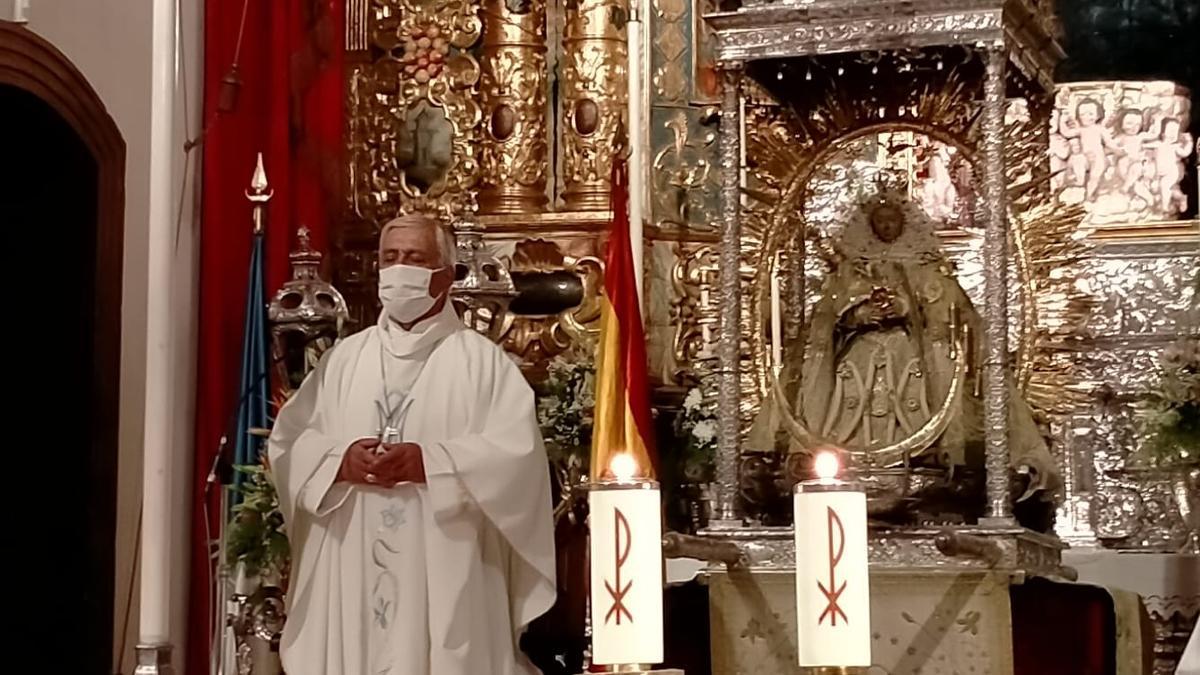 El obispo de la Diócesis de San Cristóbal de La Laguna, Bernardo Álvarez, durante la misa en Santa Cruz de La Palma para que cese el volcán.