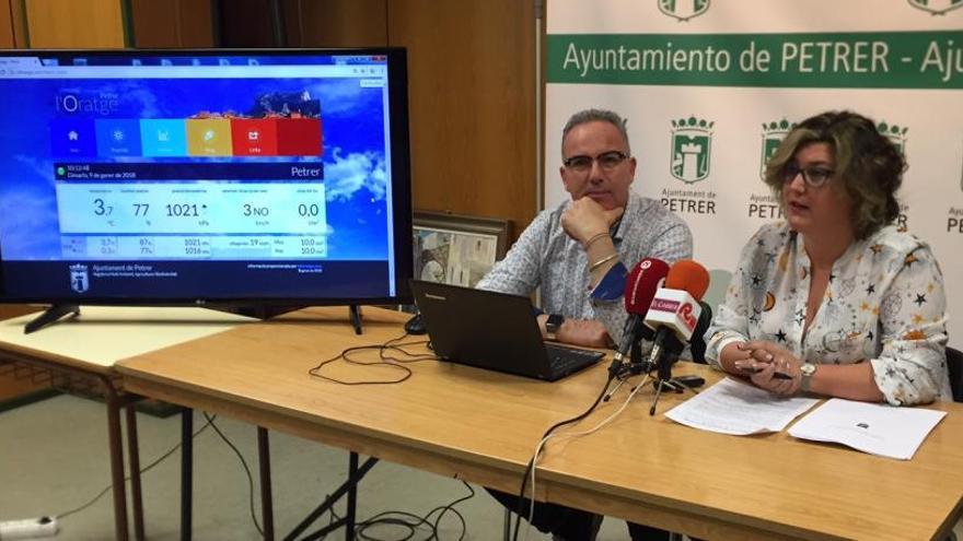 La concejala de Medio Ambiente, Silvia Rodríguez, y el experto Jovi Esteve presentando la nueva web sobre el tiempo de Petrer