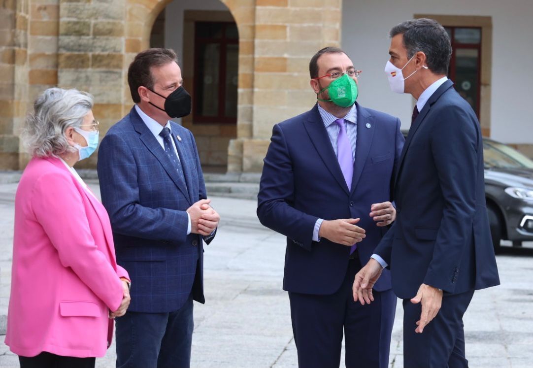 Pedro Sánchez visita la Laboral y pone en escena la nueva FP en Gijón con las ministras de Educación e Industria