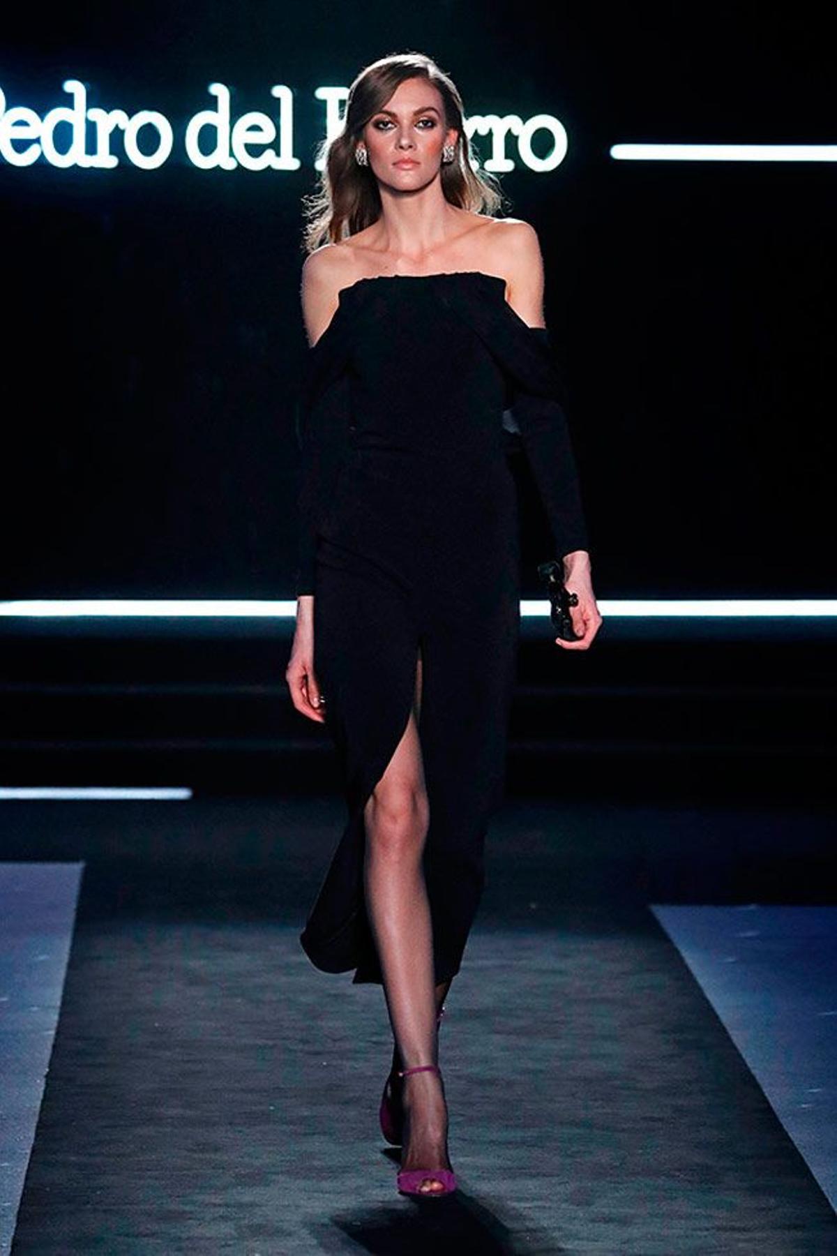 Vestido negro del desfile de Pedro del Hierro O/I 2020