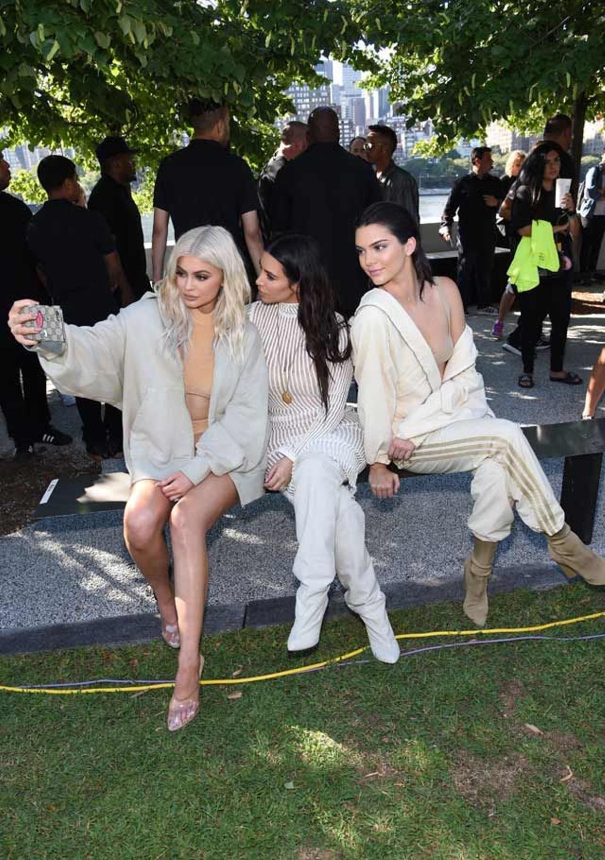 Kylie Jenner, Kendall Jenner y Kim Kardashian en el desfile Yeezy de Kanye West.