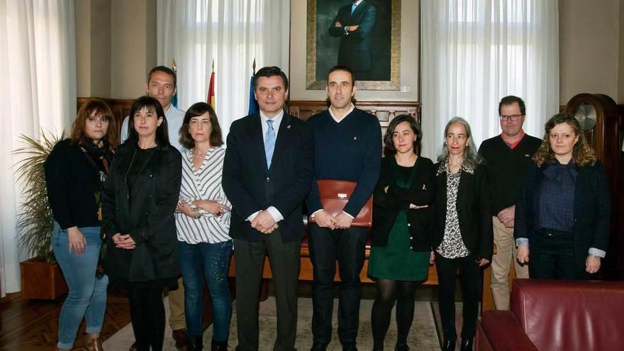 El presidente de la Junta, Pedro Sanjurjo, y el presidente de la Asociación de la Prensa, Ceferino Vallina, en el centro, ayer junto al resto del colectivo.