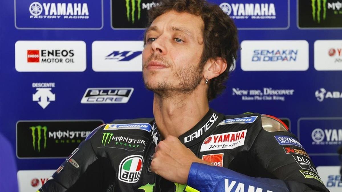 El veterano italiano Valentino Rossi (Yamaha), en su box de Malasia.