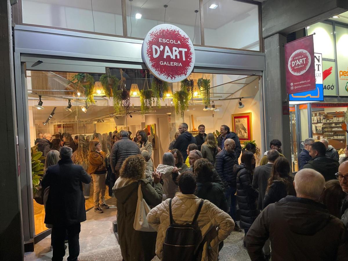 Exterior del nou local al carrer Alcalde Armengou durant la inauguració