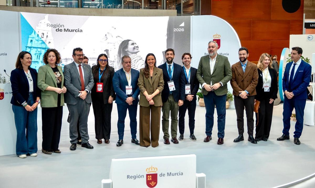 La consejera Carmen Conesa, y los directores general del ámbito turístico, con alcaldes de la Región asistentes a la presentación de la 'Estrategia 360'.