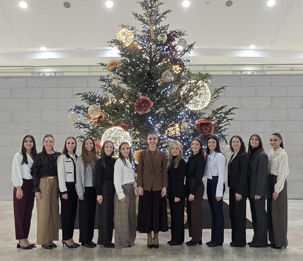 Ante el árbol del Palau