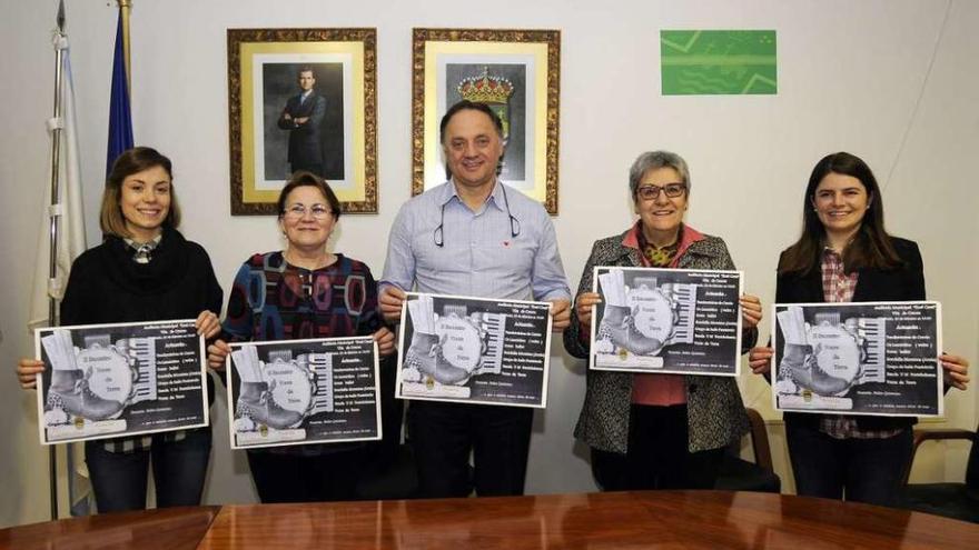 Miembros de Voces da Terra y del gobierno sostienen el cartel del encuentro. // Bernabé/Javier Lalín