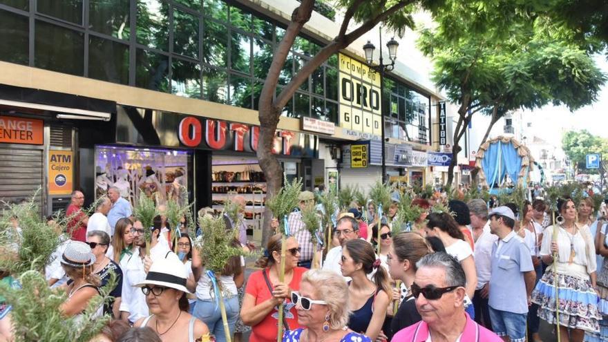 Imagen de los romeros por las calles de Fuengirola.