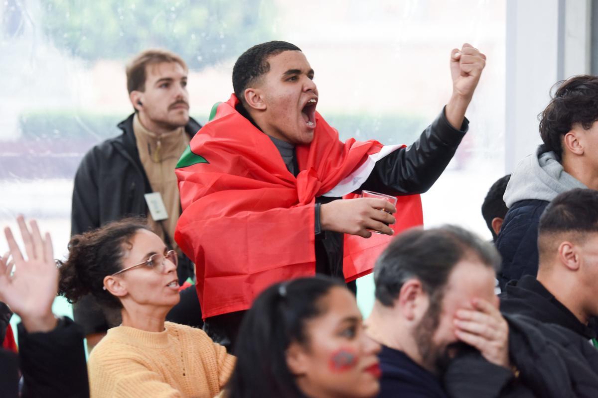 Un hombre durante el partido entre España y Marruecos en el Mundial de Qatar, en la Casa Árabe.