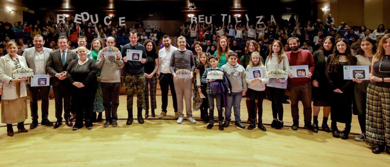 Foto de familia de los premiados, autoridades políticas y responsables de Cogersa en el Auditorio de Oviedo; detrás, el resto de participantes en el certamen.