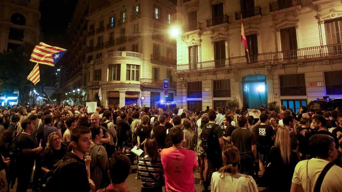 Manifestantes en Barcelona corean 'No son presos; son rehenes' ante la Jefatura de Policía