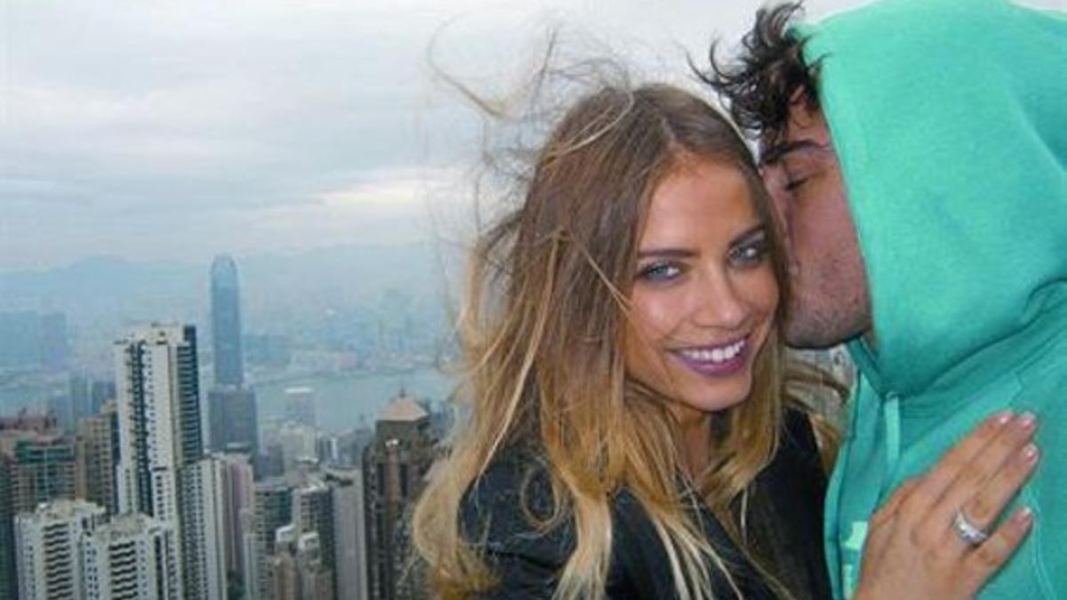 Fernando Alonso besa a Xenia Tchoumitcheva en un rascacielos de Hong Kong, a principios de diciembre.