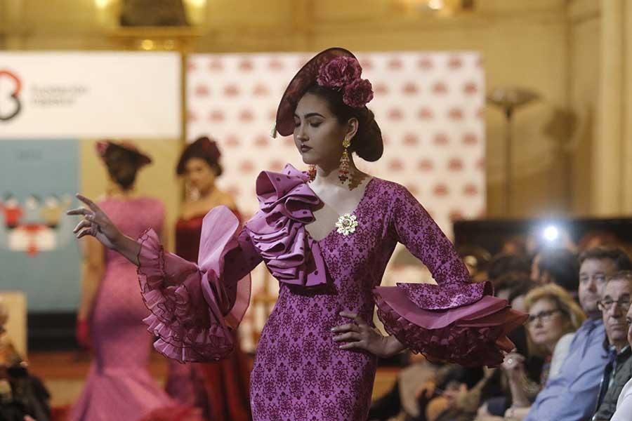 El desfile de moda flamenca a beneficio de Sonrisa de Lunares en imágenes