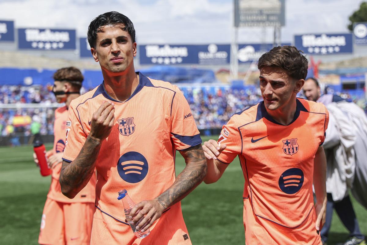 Gavi y Cancelo, durante el Getafe - Barça