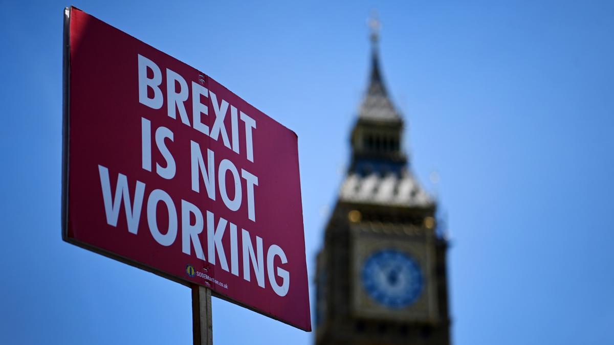Un cartel con el lema &quot;El Brexit no está funcionando&quot; frente al Big Ben de Londres.
