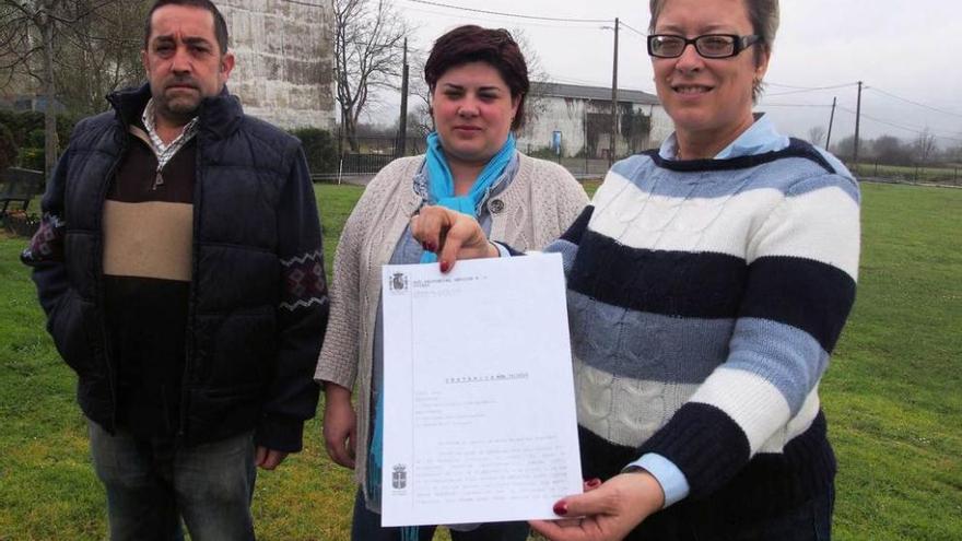 Alberto Rodríguez, Mónica Fernández y Covadonga Hevia, socios de Joama, S. L., ayer, con el fallo de la Audiencia.